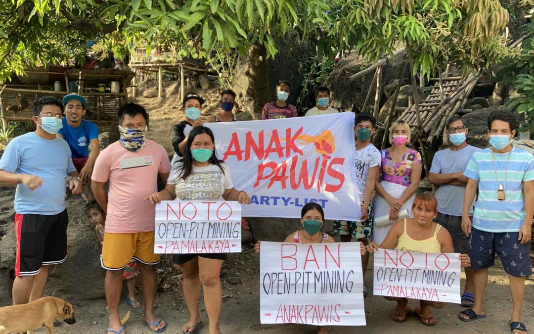 Fisherfolk group stages protest against lifting of open-pit mining ban