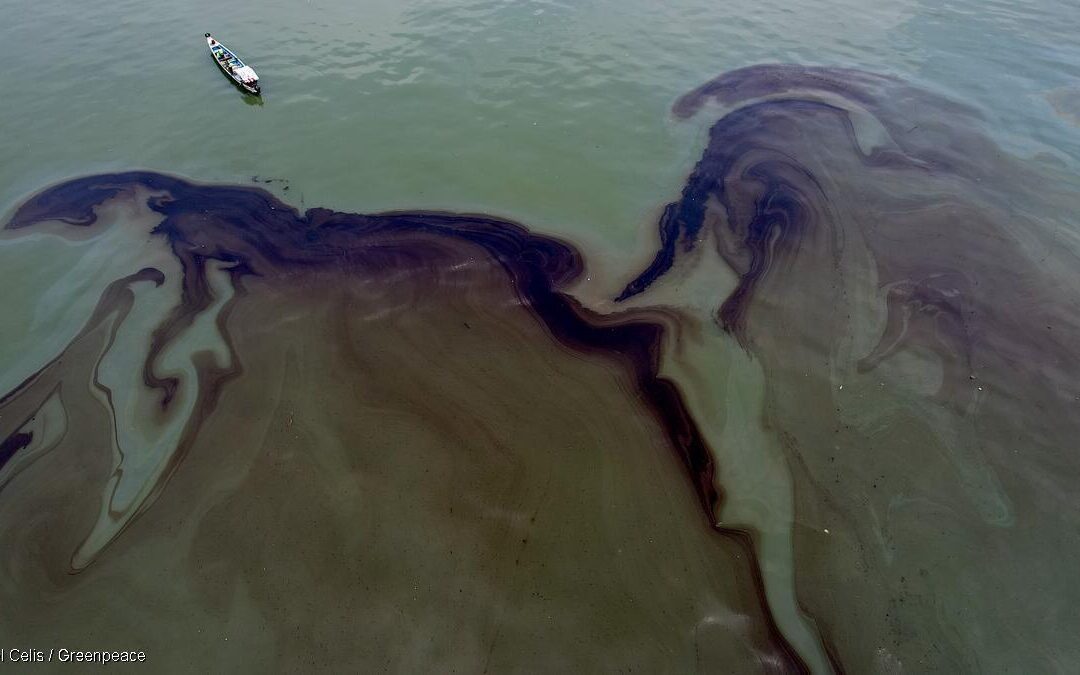 Filipino fishers fear severe impact as oil spill reaches shorelines 